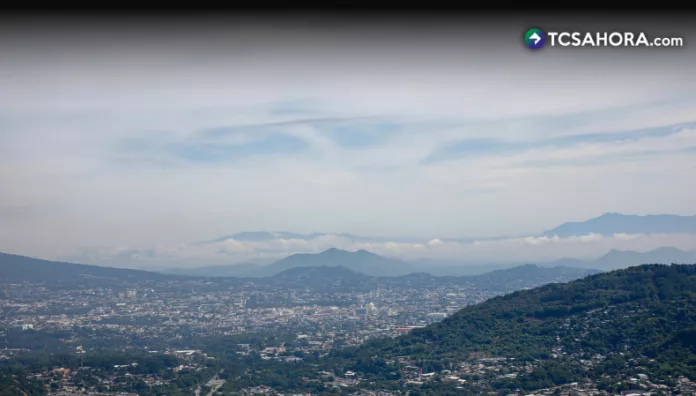 Domingo con clima caluroso, lluvias puntuales y brisas La principal influencia será el flujo acelerado del este con vaguadas que generarán condiciones favorables para la formación de lluvias puntuales.