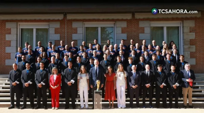 Familia Real recibe a España tras alzar otra Copa Mundial La Familia Real recibió a los campeones en La Zarzuela. Leonor y Sofía lucieron camisetas con el número 26, mientras Felipe VI recordó la victoria de 2010.