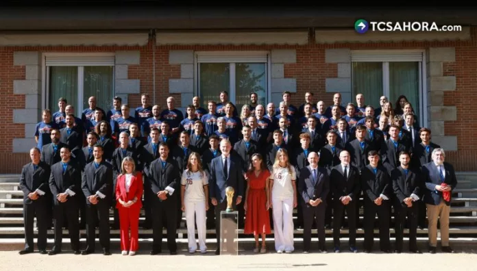 La Familia Real recibió a los campeones en La Zarzuela. Leonor y Sofía lucieron camisetas con el número 26, mientras Felipe VI recordó la victoria de 2010.