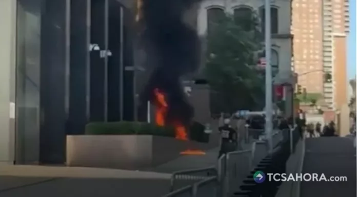 Hombre ataca con explosivo un edificio de ICE y FBI Un hombre atacó este lunes con un artefacto explosivo un edificio que alberga las oficinas del ICE y el FBI en Nueva York.