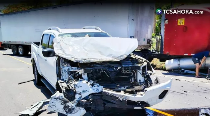 Rastra colisiona con un vehículo en la Ruta Militar