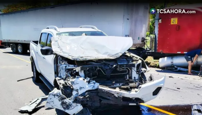 Rastra colisiona con un vehículo en la Ruta Militar