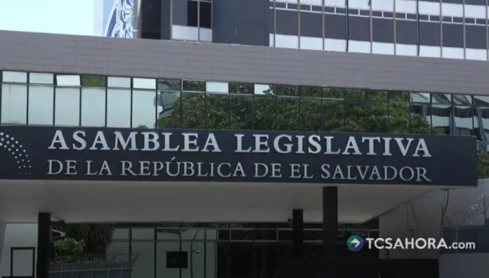 La Asamblea destinó cerca de $425 mil para comprar vehículos, que incluyen pickups y microbuses. Diputados de oposición criticaron la compra.