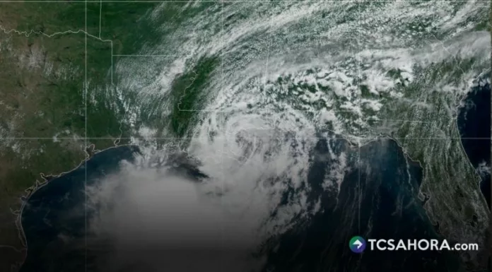 El Centro Nacional de Huracanes espera que Bertha continúe debilitándose a medida que avance tierra adentro sobre Texas.