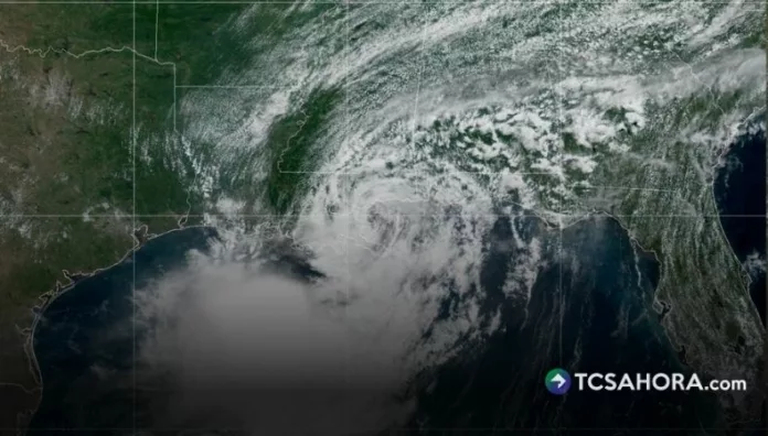 El Centro Nacional de Huracanes espera que Bertha continúe debilitándose a medida que avance tierra adentro sobre Texas.