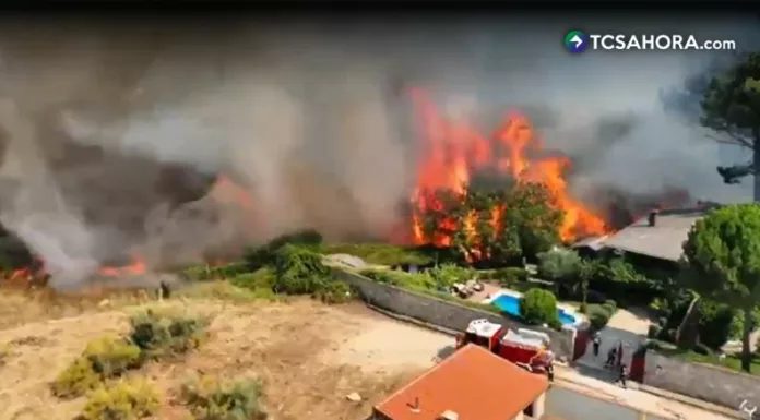 Evacúan a más de 30 mil personas por incendios forestales en España