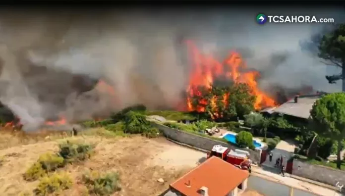 Evacúan a más de 30 mil personas por incendios forestales en España