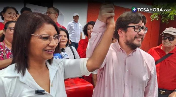 La exenfermera del Hospital Rosales se convirtió este domingo en la compañera de fórmula del doctor Rafael Aguirre para las elecciones generales de 2027.