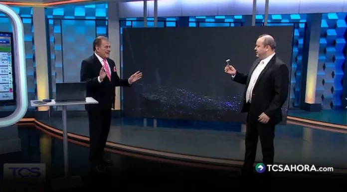 Moisés Urbina llegó a presentar el clima en TCS Noticias, pero una apuesta por las lluvias hizo que Eduardo Arévalo lo esperara con algo inesperado.