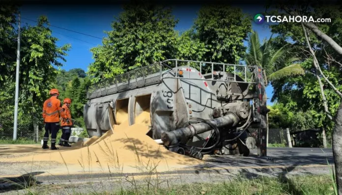 Pipa que transportaba concentrado vuelca en carretera Panamericana