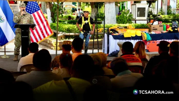 Embajada de EE.UU. entrega equipo para emergencias a Ahuachapán Norte