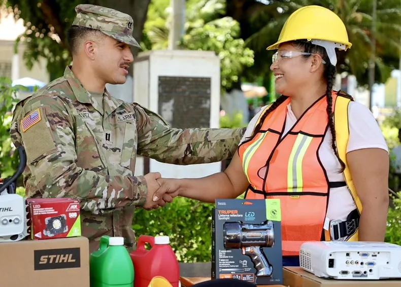 Embajada de EE.UU. entrega equipo para emergencias a Ahuachapán Norte