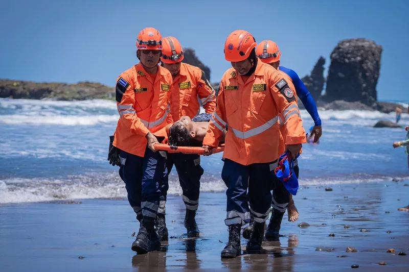 Protección Civil realiza simulacro de salvamento acuático