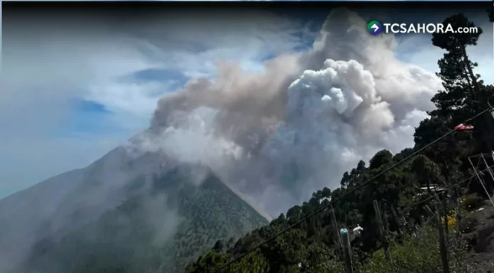 Tres departamentos de Guatemala en alerta naranja por erupción de volcán