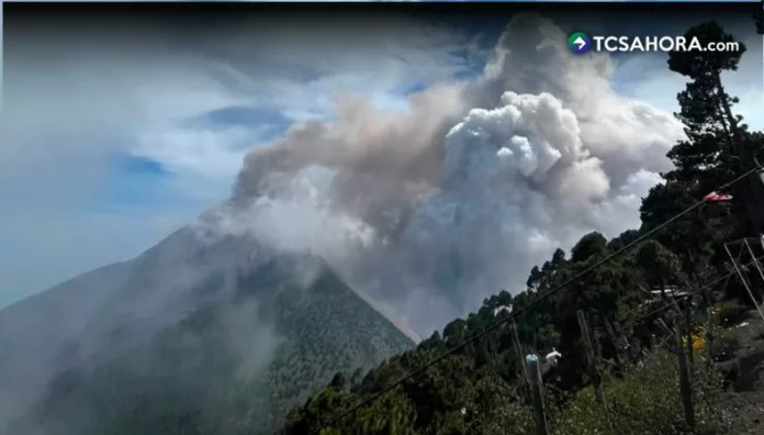 Tres departamentos de Guatemala en alerta naranja por erupción de volcán