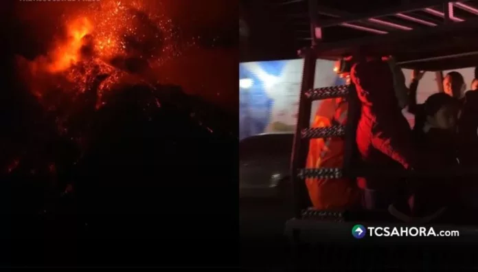 La erupción del volcán de Fuego obligó a evacuar a unas 85 familias, cerrar una carretera cercana y suspender clases en zonas bajo riesgo.