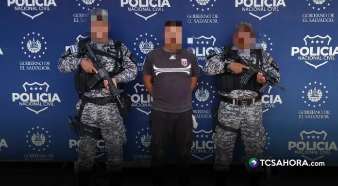 El detenido habría atacado con arma blanca a una mujer. Después llegó a una delegación policial y confesó el crimen.