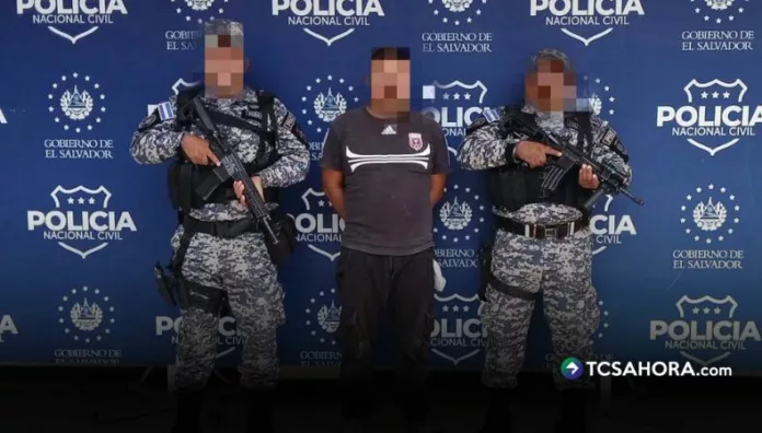 El detenido habría atacado con arma blanca a una mujer. Después llegó a una delegación policial y confesó el crimen.