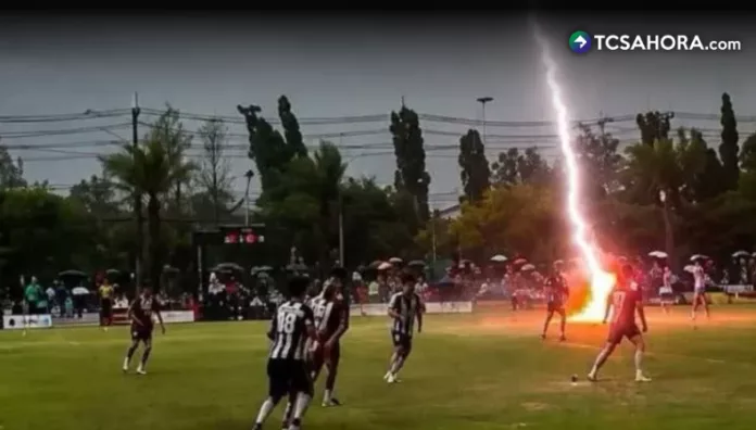 Sofwan Awae, de 24 años, falleció luego de ser alcanzado por un rayo en un partido disputado en Tailandia..