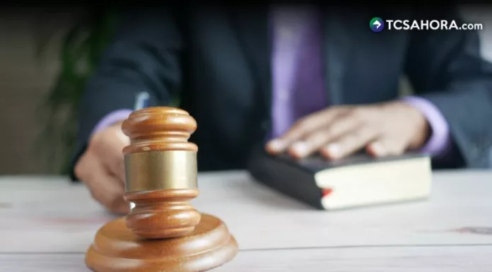 El profesor fue detenido en flagrancia el 22 de octubre de 2025. Es acusado de los delitos de agresión y acoso sexual.