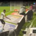 Festejó saltando las vallas, cayó en un túnel, se lesionó y el gol fue anulado
