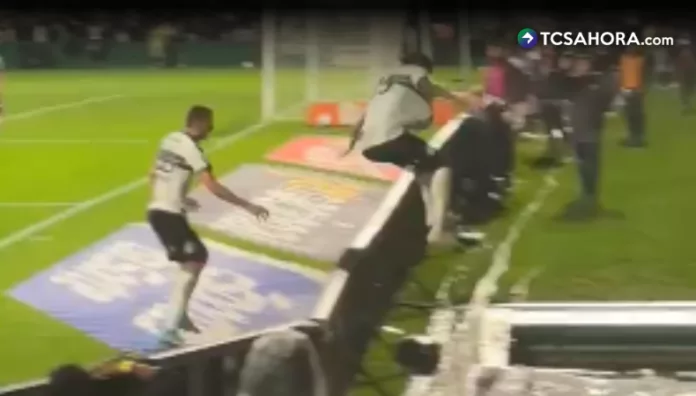 Jacy Maranhão, jugador del Coritiba, festejó un gol saltando las vallas publicitarias, se lesionó y el tanto terminó siendo anulado.
