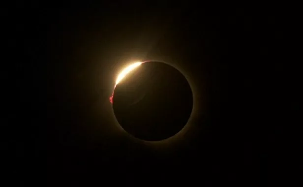 Impactante eclipse total de sol
