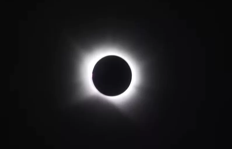 Impactante eclipse total de sol