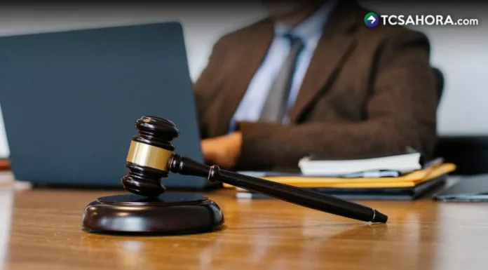 Según las investigaciones, el docente envió mensajes de texto con insinuaciones inapropiadas a la estudiante quien dio aviso a sus padres