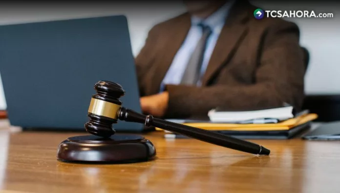 Según las investigaciones, el docente envió mensajes de texto con insinuaciones inapropiadas a la estudiante quien dio aviso a sus padres