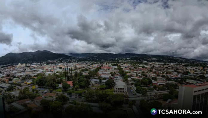 Las nubes se mantendrán todo el día, al igual que el calor con temperaturas de hasta 40 ° Celsius. En la tarde-noche, posibles lluvias.