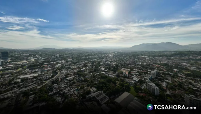 El cielo estará despejado, por lo que, durante las horas de mayor insolación, el calor será bastante intenso. Algunas lluvias por la noche.