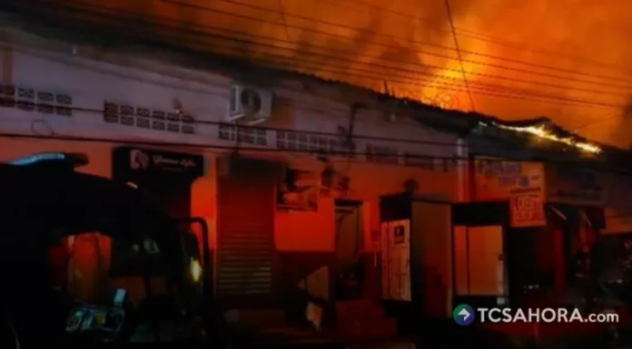 Un voraz incendio se registra esta noche en el Mercado Municipal de Armenia, ubicado en el municipio de Sonsonate Este.