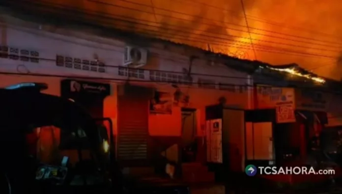 Un voraz incendio se registra esta noche en el Mercado Municipal de Armenia, ubicado en el municipio de Sonsonate Este.