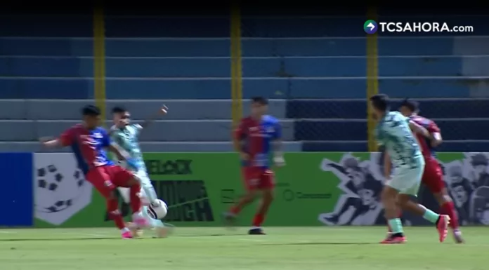 Sobre el minuto 40, el árbitro David Gómez marcó penal a favor de Municipal por una falta dentro del área de Juan Vega sobre Erik López.