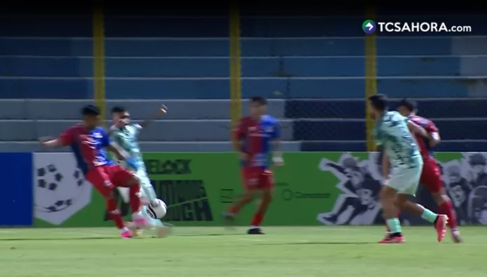 Sobre el minuto 40, el árbitro David Gómez marcó penal a favor de Municipal por una falta dentro del área de Juan Vega sobre Erik López.
