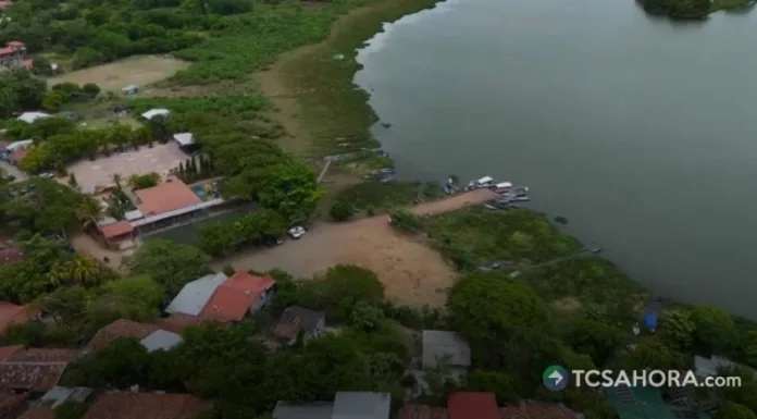 La falta de lluvias ya afecta el nivel de agua en la laguna de Olomega, situación que preocupa a pescadores y habitantes.