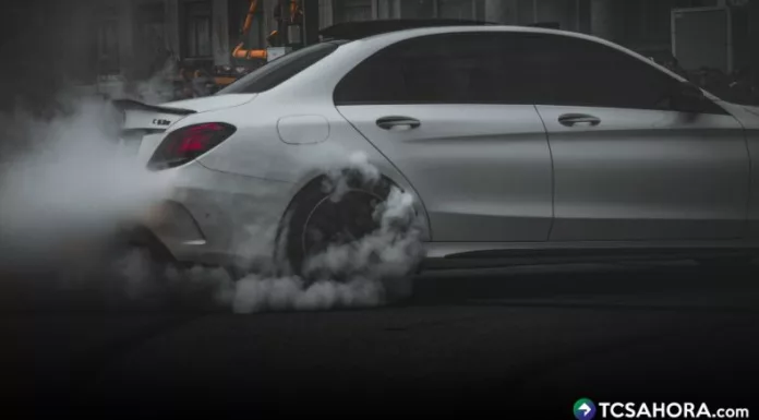 El color del humo no permite diagnosticar por sí solo una avería, pero sí puede funcionar como una señal de alerta para revisar el vehículo.