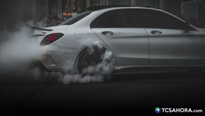 El color del humo no permite diagnosticar por sí solo una avería, pero sí puede funcionar como una señal de alerta para revisar el vehículo.