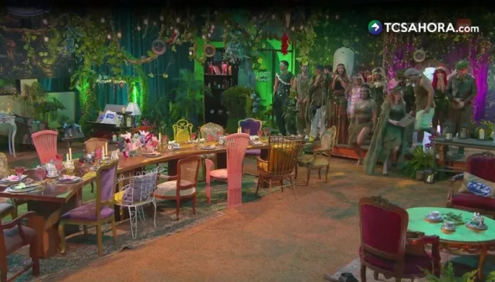 Los habitantes disfrutaron una cena rodeada de luces y una decoración inspirada en un bosque encantado que transformó los espacios de la casa.
