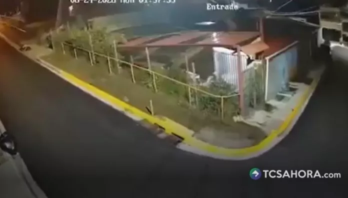 Dos fuertes sismos sacudieron Costa Rica durante la madrugada de este lunes, con magnitudes de 5.4 y 4.8. No hubo víctimas.
