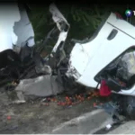 Camión vuelca en carretera al Puerto de La Libertad