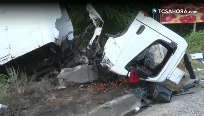 Camión vuelca en carretera al Puerto de La Libertad