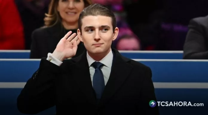 Barron Trump mantiene un perfil público más bajo que otros integrantes de su familia. Ocasionalmente ha acompañado a su padre en actos.