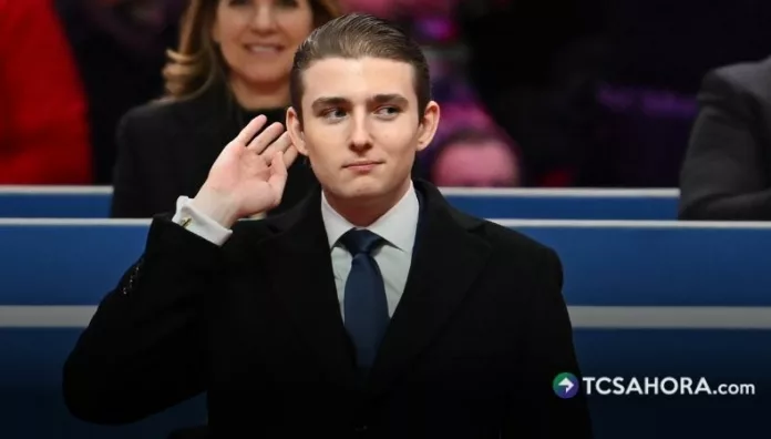 Barron Trump mantiene un perfil público más bajo que otros integrantes de su familia. Ocasionalmente ha acompañado a su padre en actos.