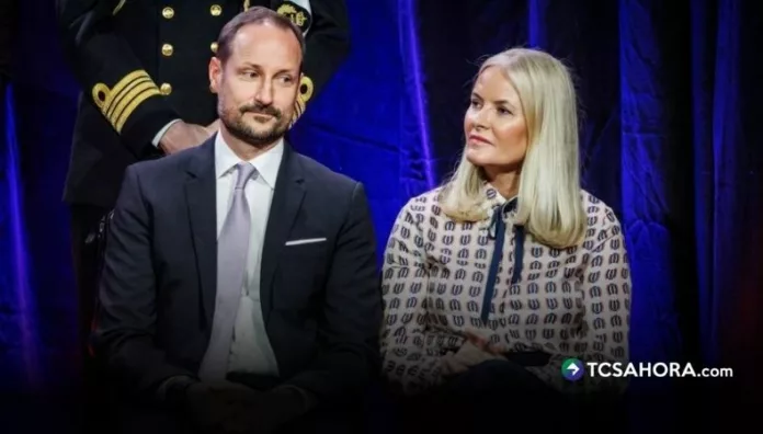 Mette-Marit llega al trono entre el caso judicial de su hijo, su vínculo con Jeffrey Epstein y la enfermedad que limita su agenda institucional en Noruega.