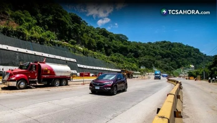 Habilitan paso vehicular en carretera Los Chorros