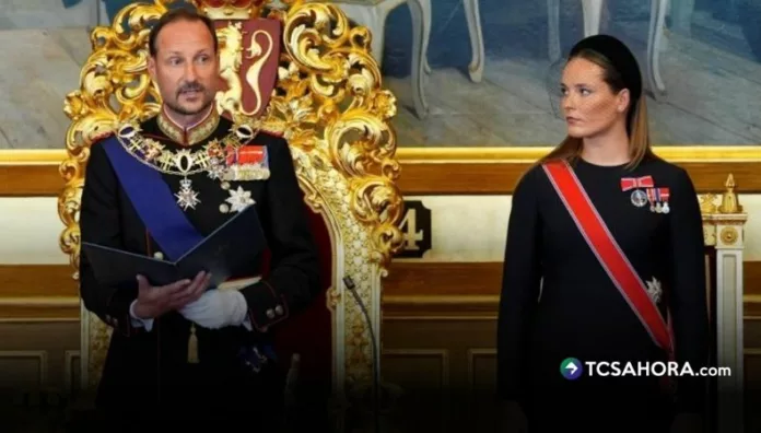 Haakon VIII juró como rey de Noruega ante el Parlamento. Su esposa, Mette-Marit no estuvo presente.
