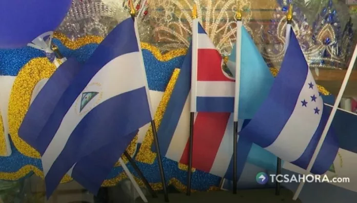 Los comerciantes tienen listos los artículos para las actividades del mes cívico, entre banderas, batutas, escudos y trajes típicos.