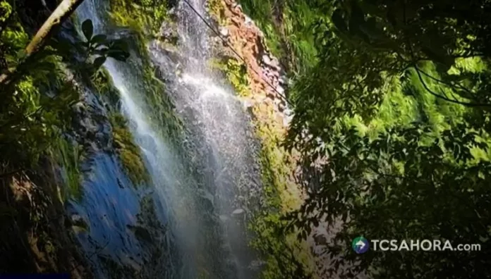 La Cascada El Balsamar, en San Julián, ofrece una experiencia natural única entre senderos, cuevas y agua fresca.